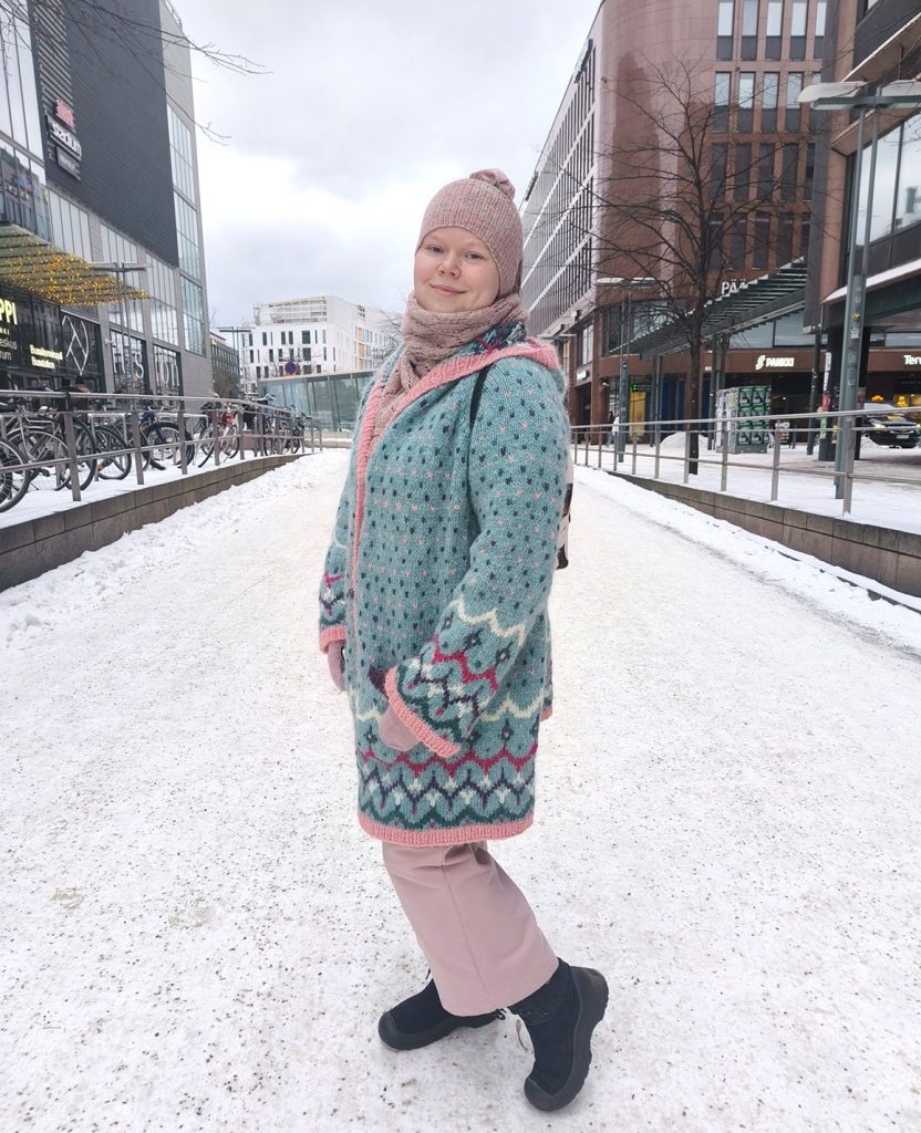 Pastellisävyinen Kuura-takki lumisessa Helsingissä, Kampin vieressä. Lanka islantilaista villaa, Alafosslopia.