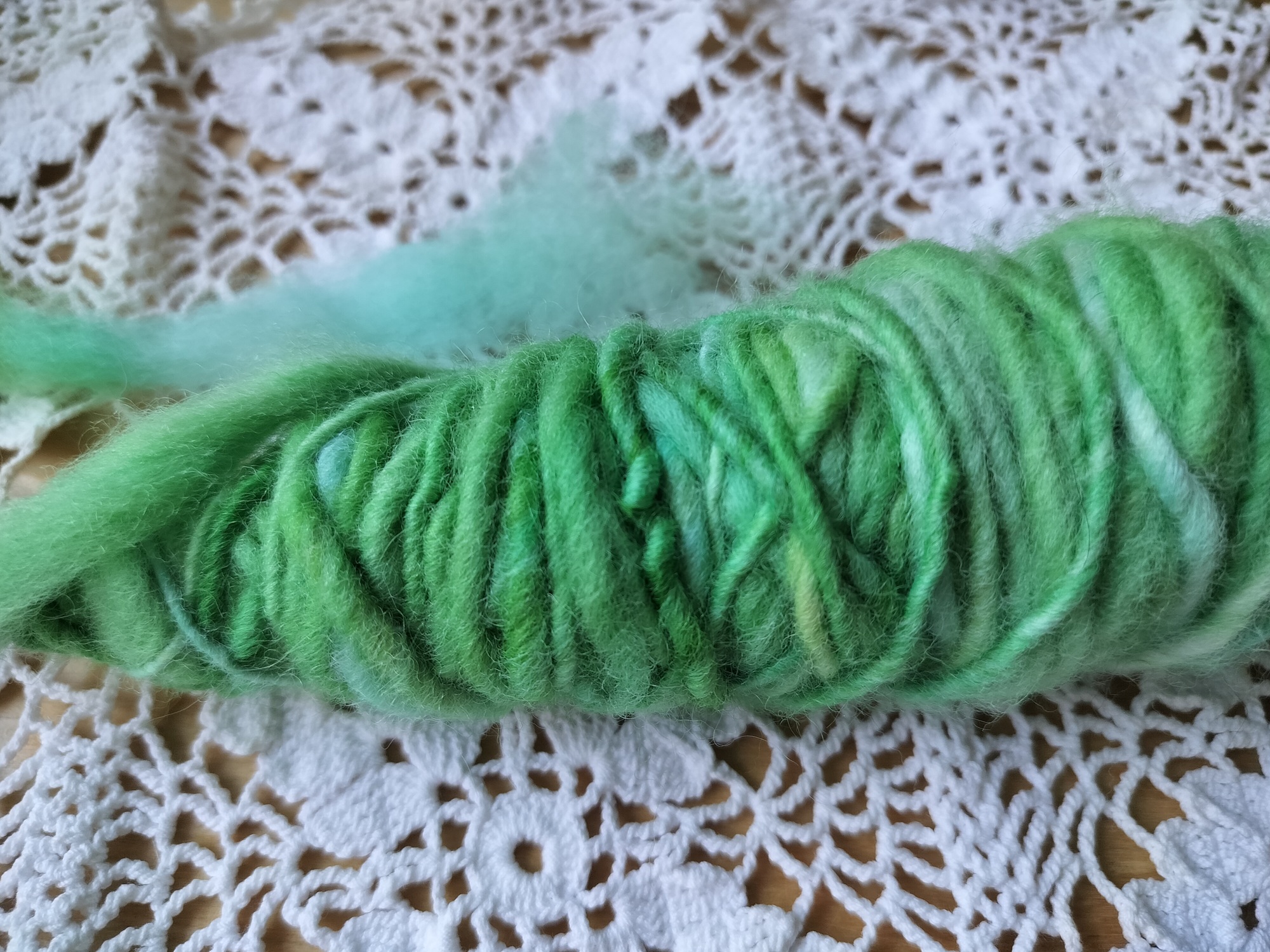 Vihreä, värttinällä käsin kehrätty lanka, suomalainen villa