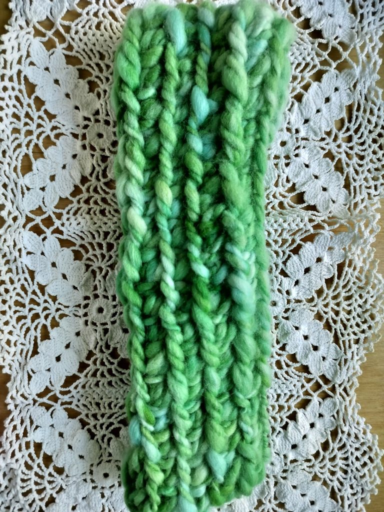 Vihreä virkattu panta, käsin kehrätty lanka