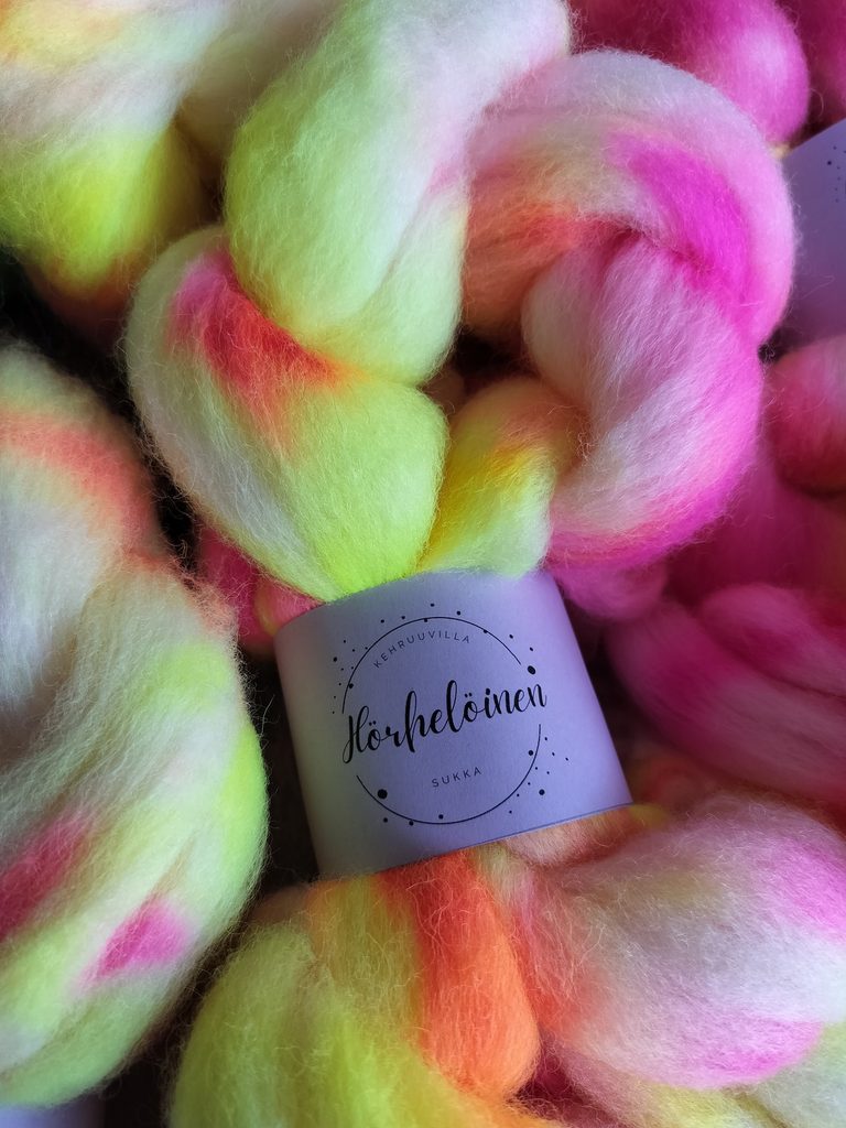 kuituletti, värit neonkeltainen, pinkki ja oranssi. Materiaali nailonilla vahvistettu kierrätysvilla. Sopii sukkiin.