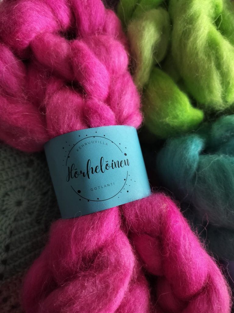 Kehruutopsi gotlanninlampaan villaa, värit pinkki ja limenvihreä.