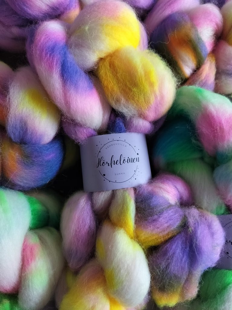 Iloisen värisiä kuitulettejä. Värit violetti, pinkki ja keltainen.